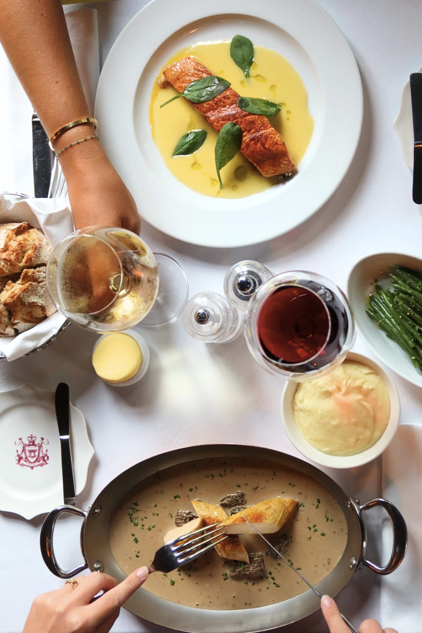 Banquettes dans l'alcôves du restaurant Victoria Paris.