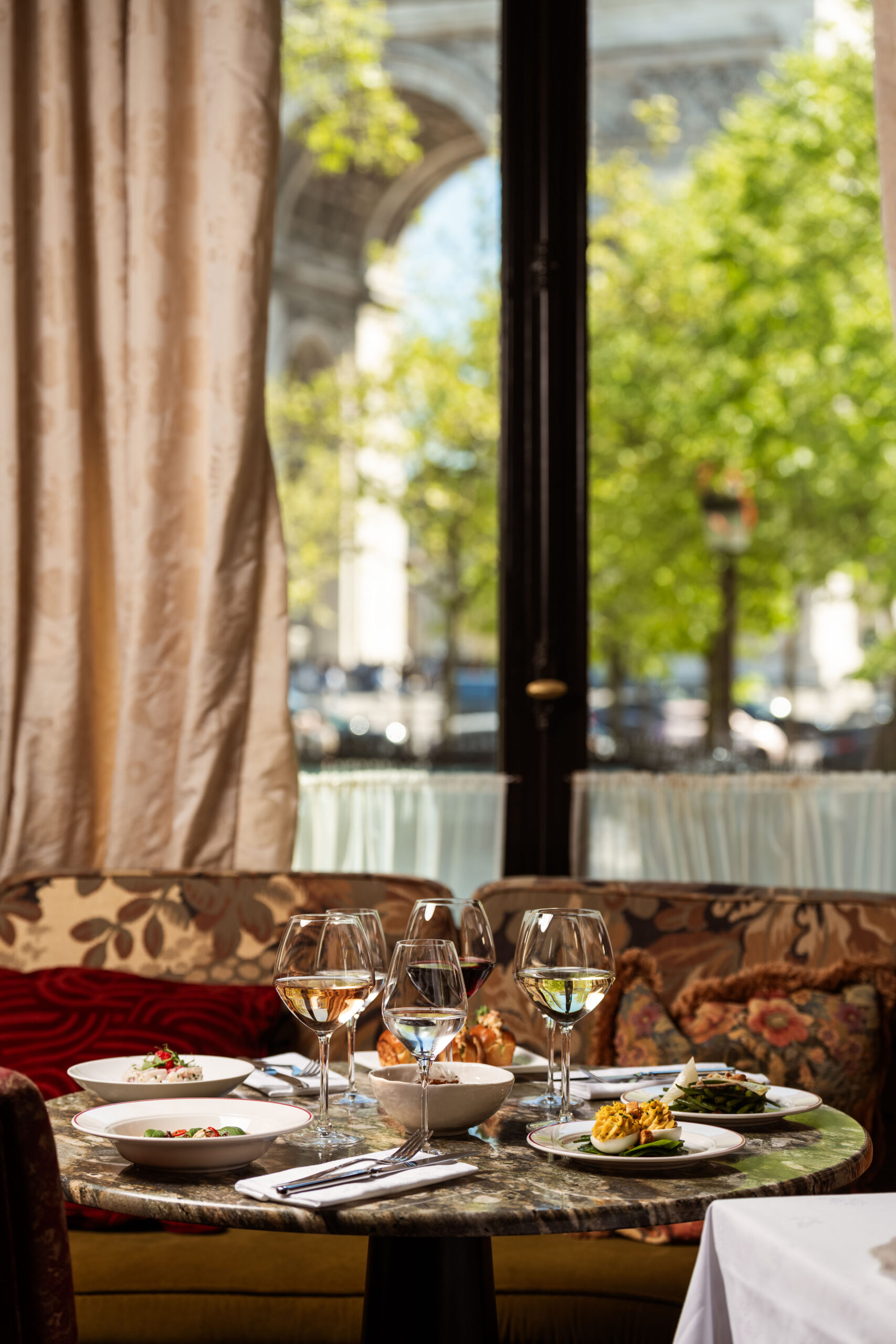 Platine vintage et son vinyle rouge pour un esprit festif au Victoria Paris.